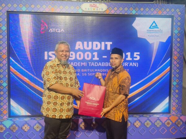 Agustani Bustami, M.Kom. (kiri) dan Ust. Iswahyudi Mukhlis, Lc., M.A. (Kanan)